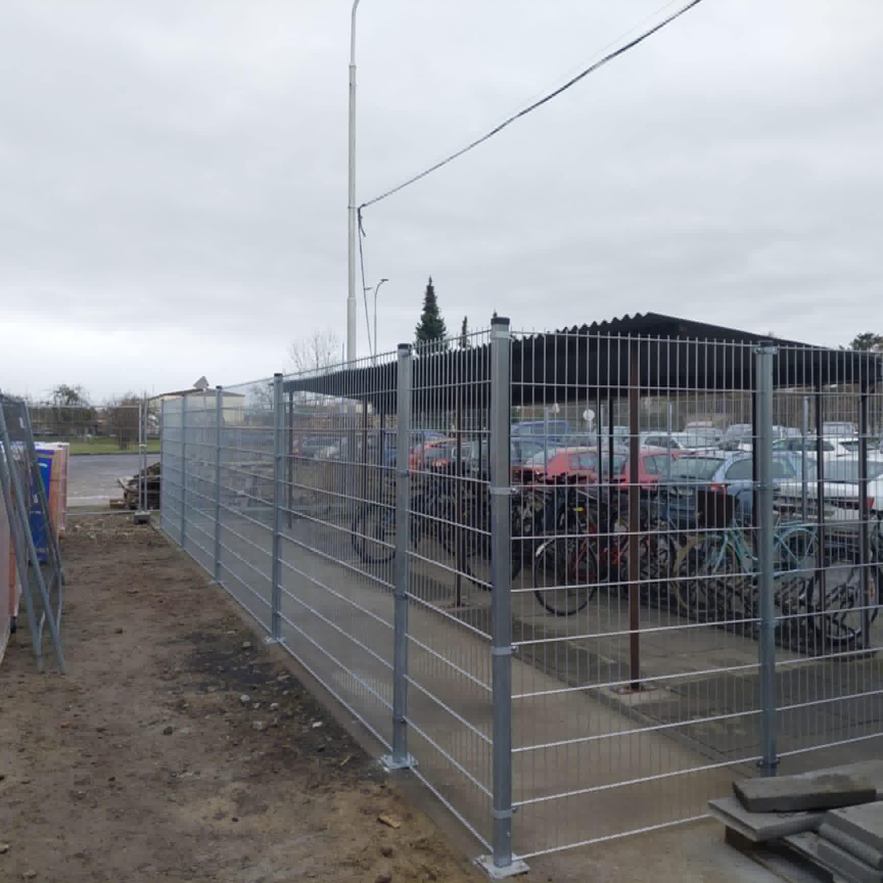 Oplocení z 3D panelů kolem kolárny