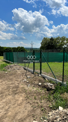 Kompletní oplocení z klasického pletiva kolem rodinného domu