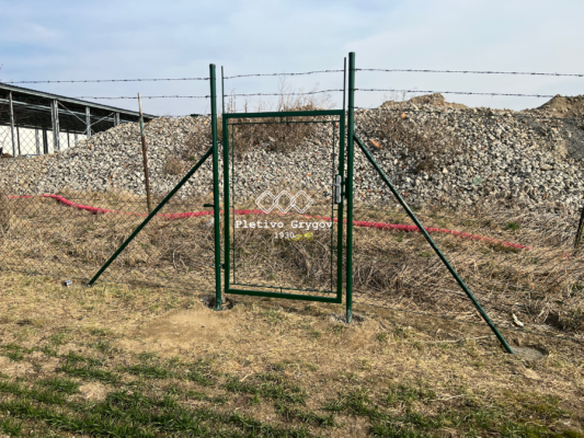 Oplocení z klasického pletiva s ostnatým drátem