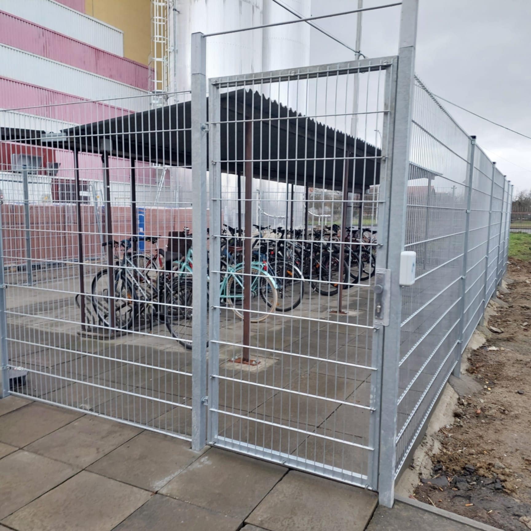 Oplocení z 3D panelů kolem kolárny