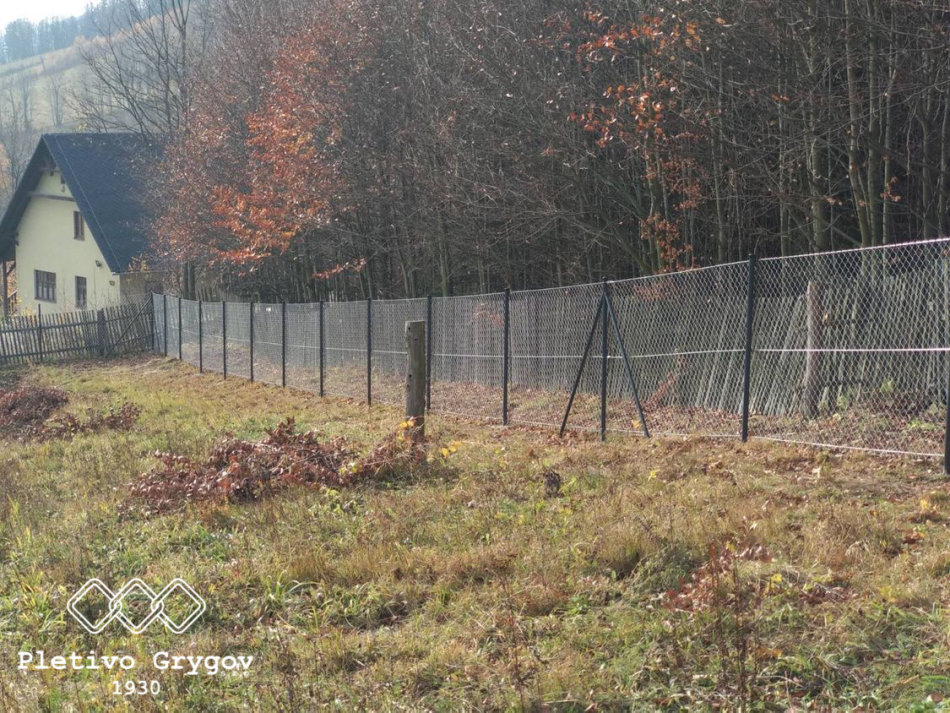 Oplocení z klasického pletiva v chatové oblasti