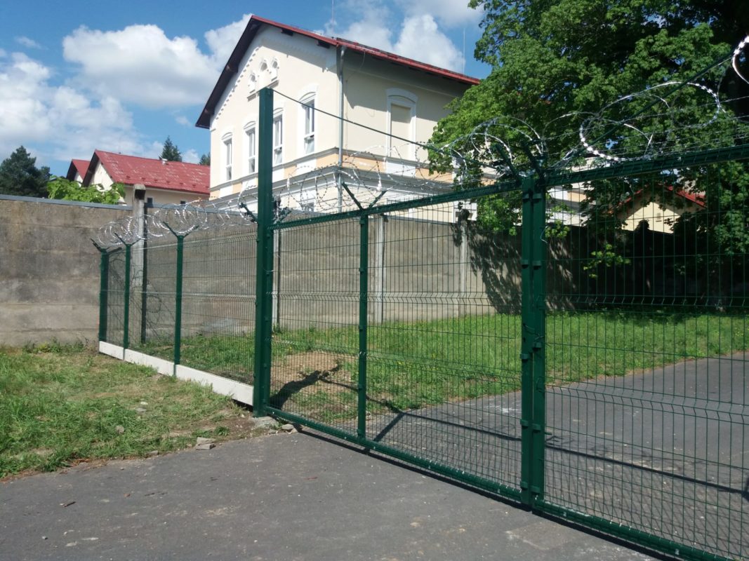 Plot z 3D panelů s ostnatým drátem u firemního objektu