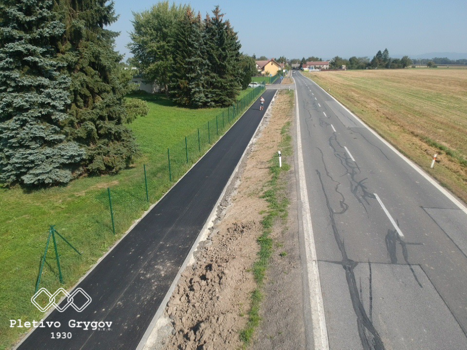 Oplocení z klasického pletiva kolem cyklostezky