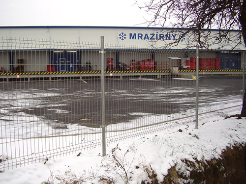 Plot z 3D panelů u průmyslového objektu