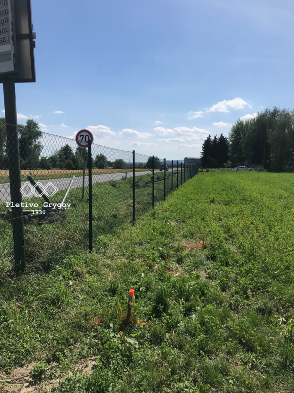 Plot z běžného pletiva kolem firemního objektu