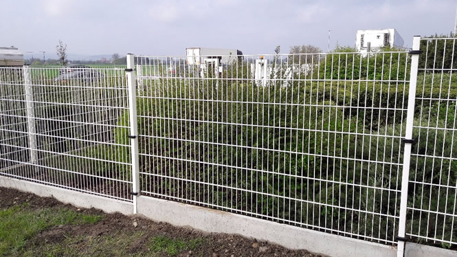 Oplocení z 3D panelů s podhrabovými deskami na zahradě u rodinného domu