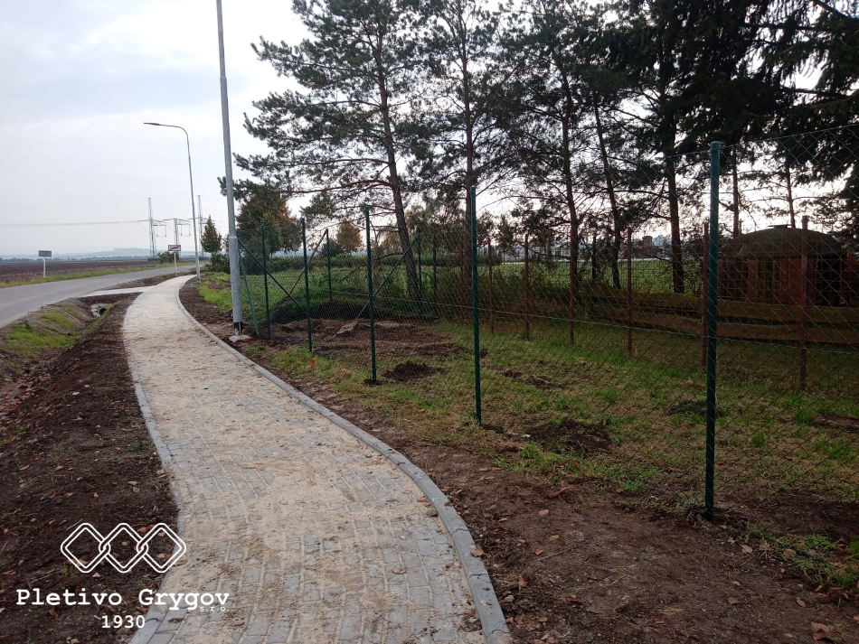 Plot z běžného pletiva okolo zahrady