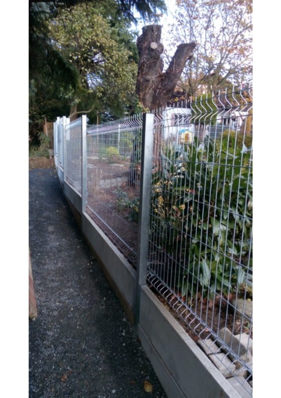 Oplocení z 3D panelů s podhrabovými deskami u rodinného domu