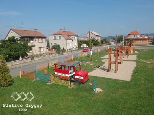 Oplocení z barevných 3D panelů okolo hřiště školky