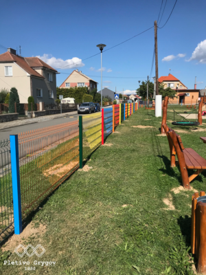 Oplocení z barevných 3D panelů okolo hřiště školky