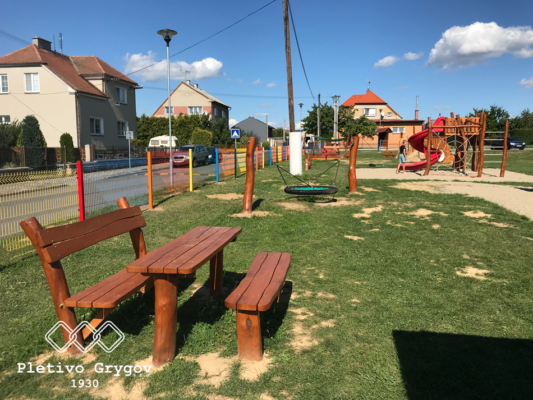 Oplocení z barevných 3D panelů okolo hřiště školky