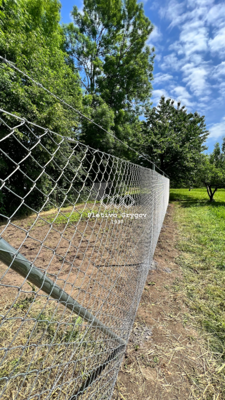 Plot z běžného pletiva kolem zahrady na soukromém pozemku