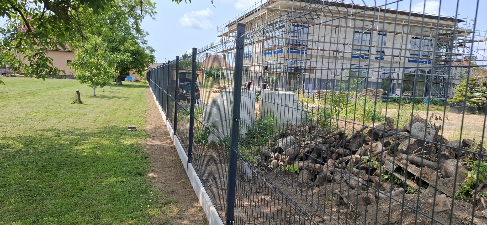 Plot z 3D panelů kolem zahrady u rodinného domu