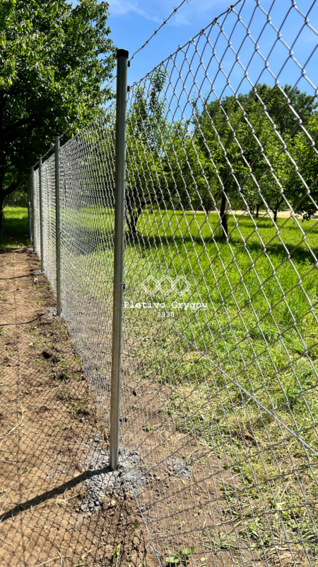 Plot z běžného pletiva kolem zahrady na soukromém pozemku
