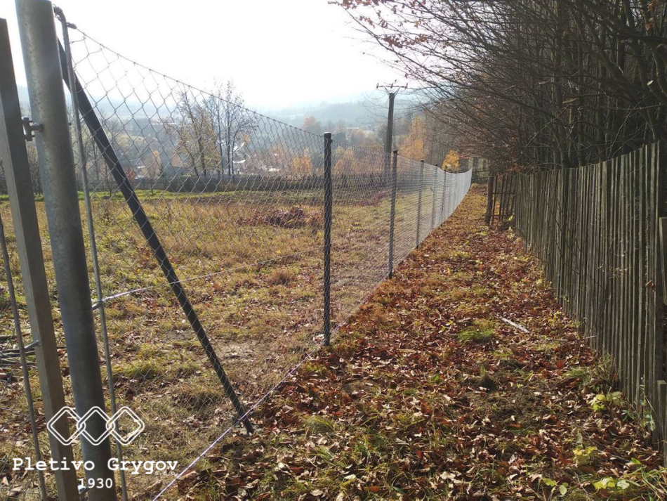 Plot z běžného pletiva v chatové oblasti