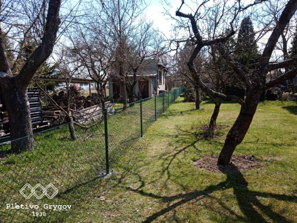 Oplocení z běžného pletiva na zahradě v chatové oblasti