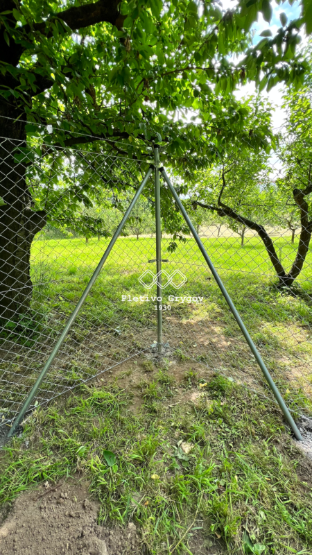 Plot z klasického pletiva na zahradě