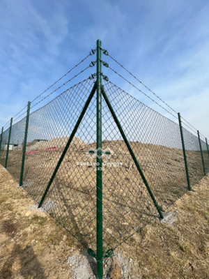 Plot z klasického s ostnatným drátem v průmyslové oblasti