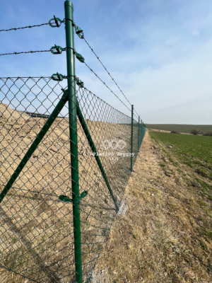 Plot z klasického s ostnatným drátem v průmyslové oblasti