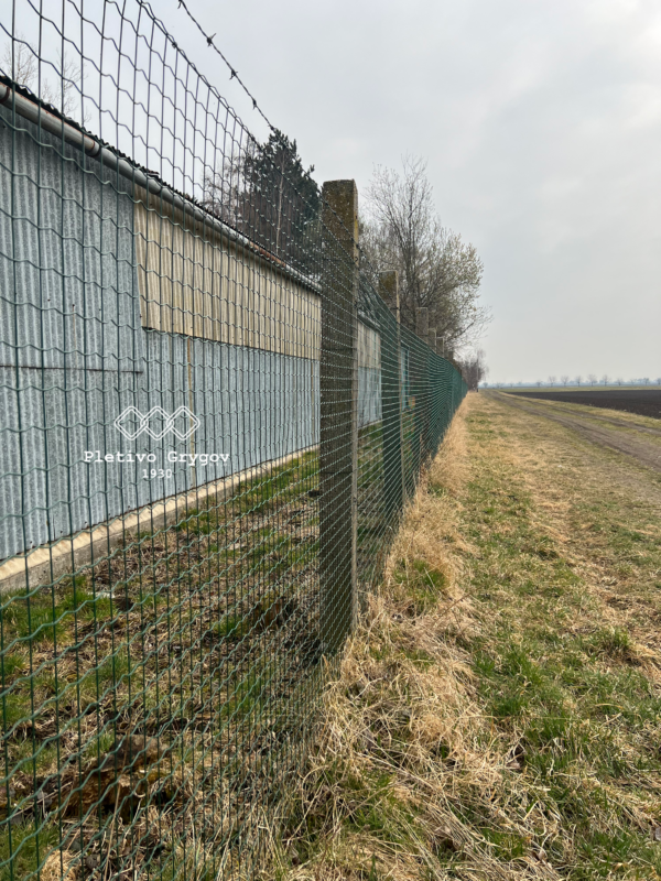 Plot z klasického kolem průmyslového objektu